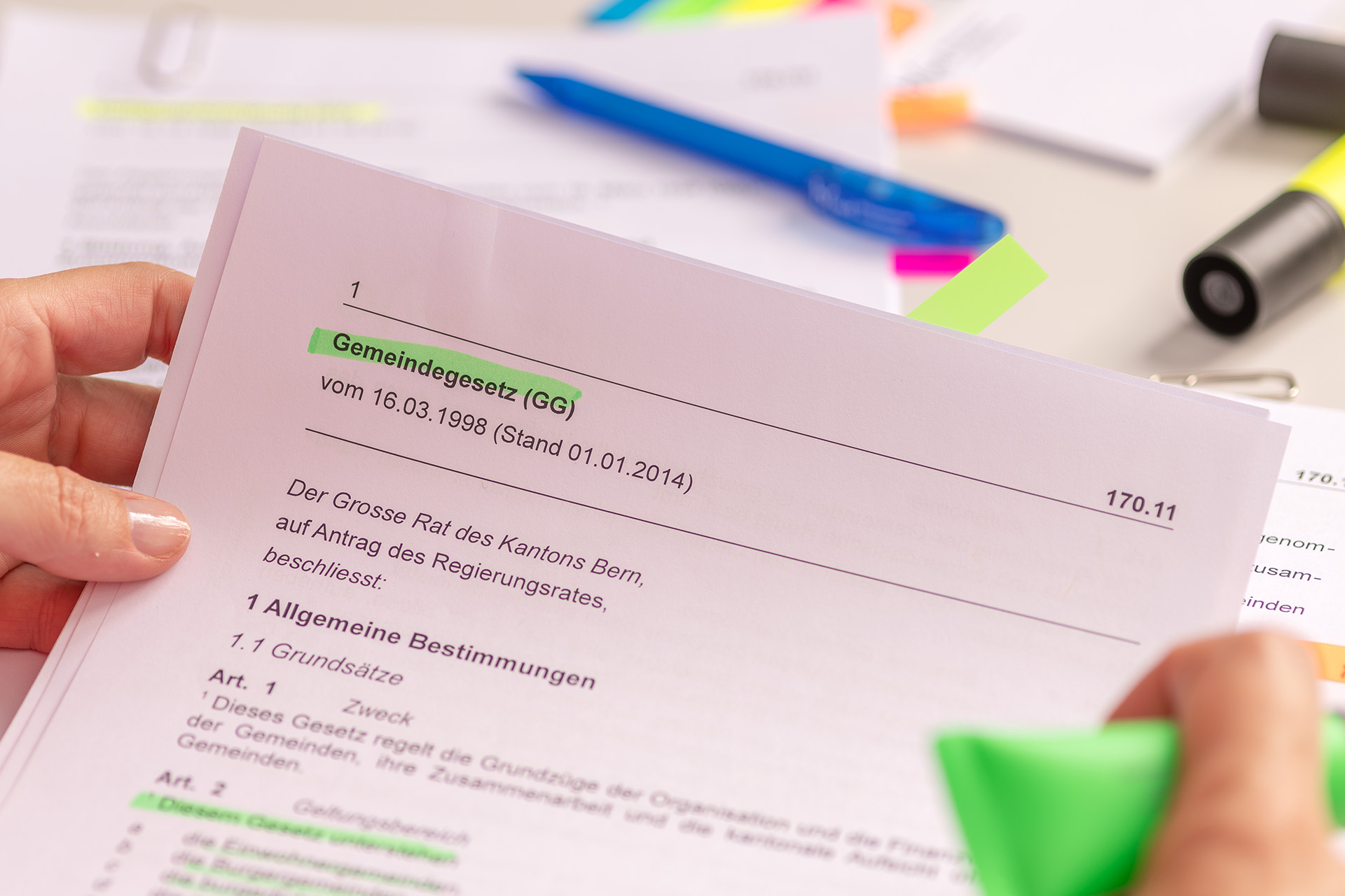 Weiterbildung: Ein Ausdruck des Gemeindegesetztes im Vordergrund. Im Hintergrund Schreibwaren.